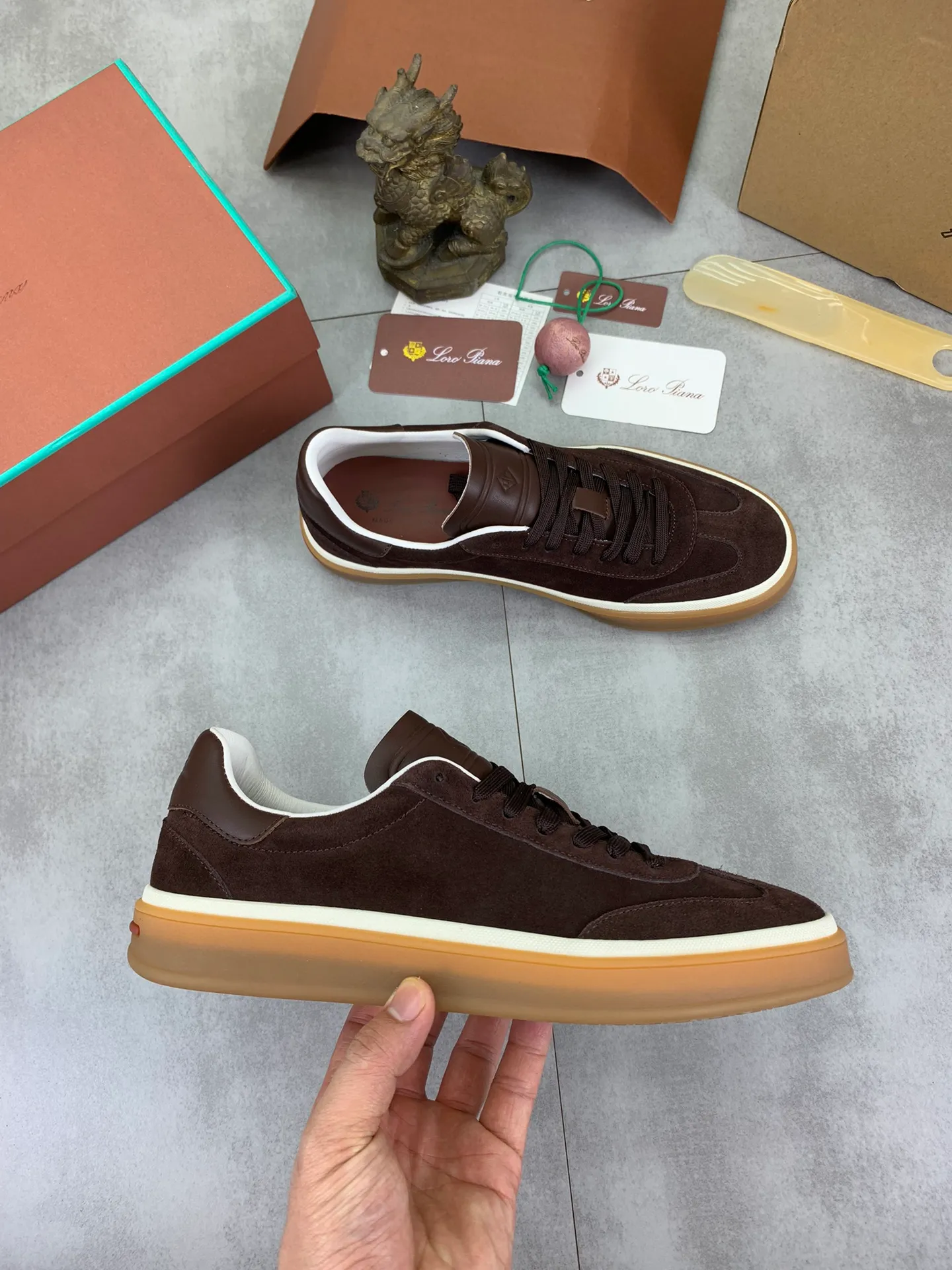 Men's Men's Shoes 💰P540 New 💰High Quality Loro Piana 💯Top Authentic Grade💯Buy the original 1:1 copy💯 Founded the existing Loro Piana company on April 24, 1924. It is now the sixth generation of family business, providing top quality products to customers who are discerning in taste and quality. Imported original fabrics, made of plain calfskin lining. Hand-sewn threads with cowhide feet. Original packaging. Size: 38-45. 7⃣️ colors available.